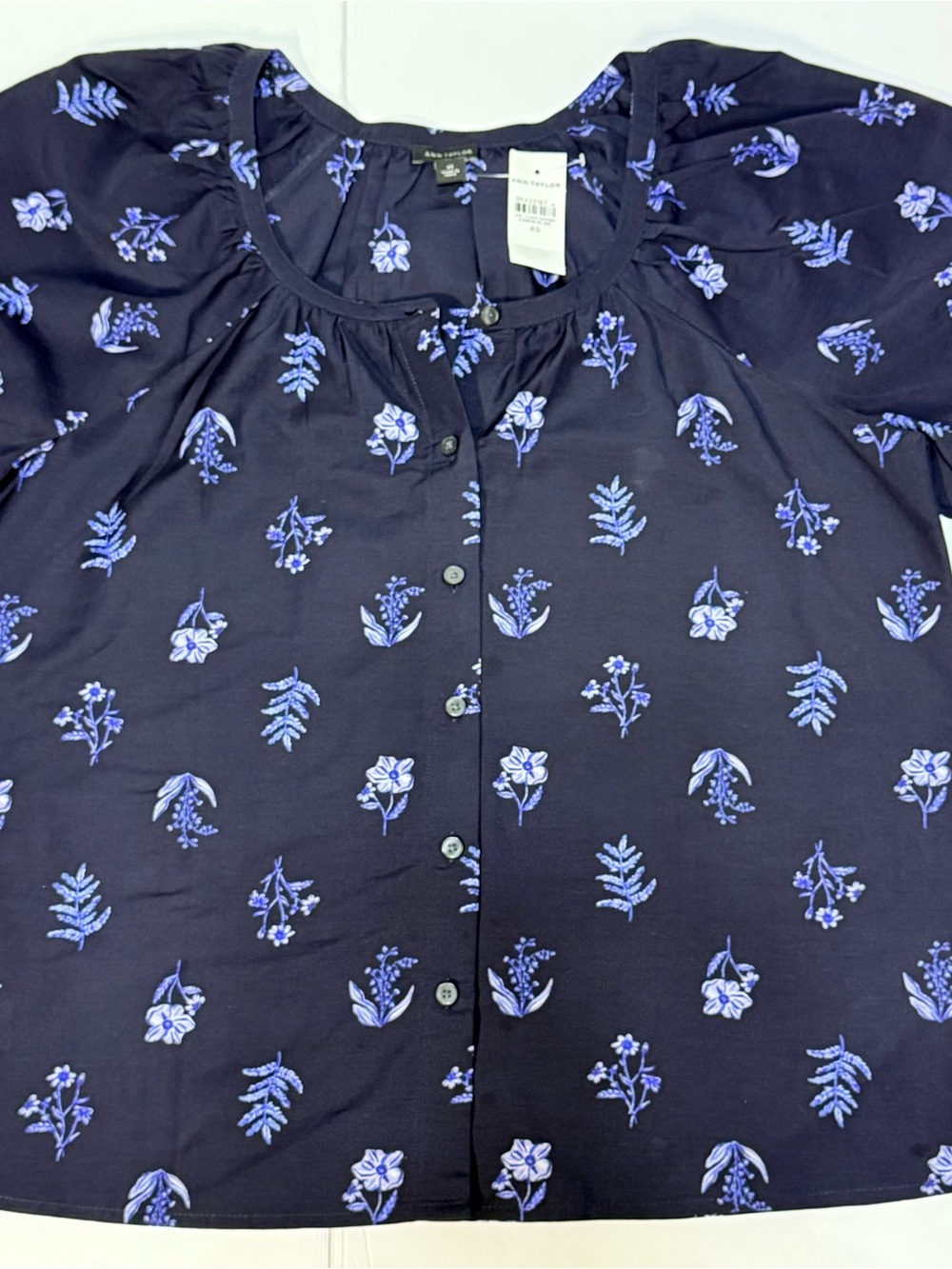 NWT Ann Taylor Floral Blouse XS Navy Blue Button Front Lightweight Top - Picture 2 of 6